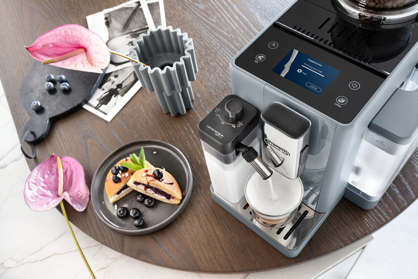 DE'LONGHI Kaffeevollautomat Rivelia EXAM440.55.G – 16 Kaffee-Rezepte, 2 Barista-Bohnenbehälter, grau Extra-Shot-Funktion, Innovatives Bean-Switch System, Touchdisplay