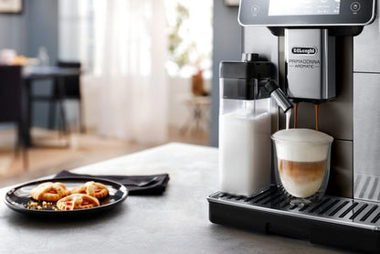DE'LONGHI Kaffeevollautomat Primadonna Aromatic ECAM630.75.TM - 35 eiskalte & heiße Kaffeerezepte Edles italienisches Design, Bean Adapt Technology, Cold Brew Rezepte